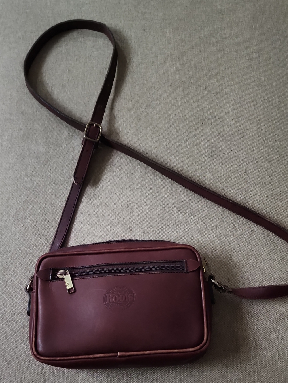Roots Leather Messenger Bag in Dark Brown